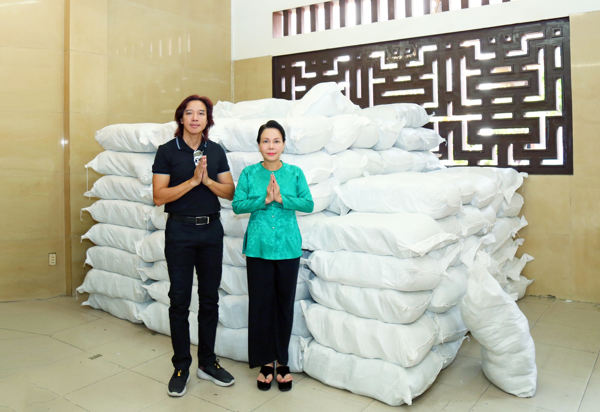 Artists Viet Huong Hoai Phuong Donate 10 Tons Of Rice To Poor People