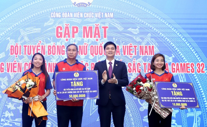 Nguyen Thi Oanh And The Vietnamese Women S Team Receive More Rewards