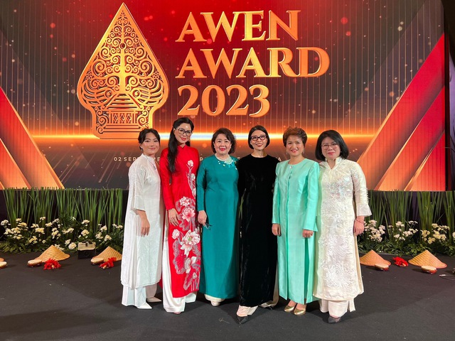 Bà Lê Hồng Thủy Tiên nhận giải Nữ doanh nhân ASEAN tại AWEN AWARD 2023