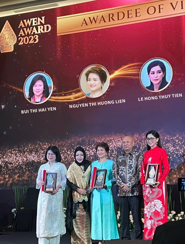 Bà Lê Hồng Thủy Tiên nhận giải Nữ doanh nhân ASEAN tại AWEN AWARD 2023