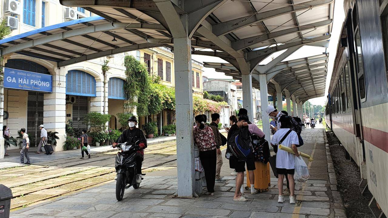 Railway Sells Monthly Tickets For Hai Phong Passenger Trains With No