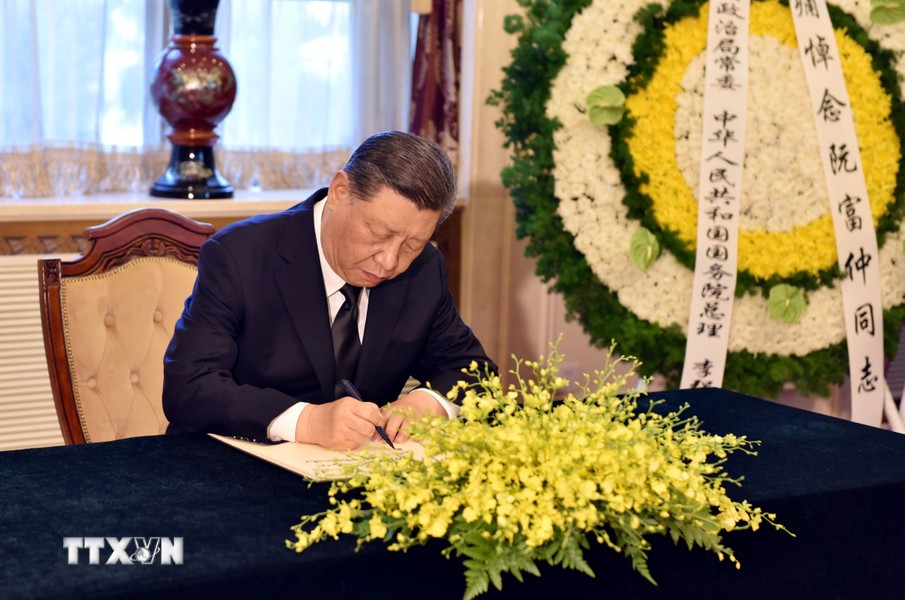 Le secrétaire général et président Xi Jinping rend hommage au