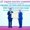 Tổng Lãnh sự Nhật Bản tại Thành phố Hồ Chí Minh Watanabe Nobuhiro trao Huân chương Mặt Trời Mọc, Tia Sáng Vàng và Ruy Băng Cổ của Chính phủ Nhật Bản cho Giáo sư Võ Tòng Xuân. (Ảnh: Thanh Liêm/TTXVN) 