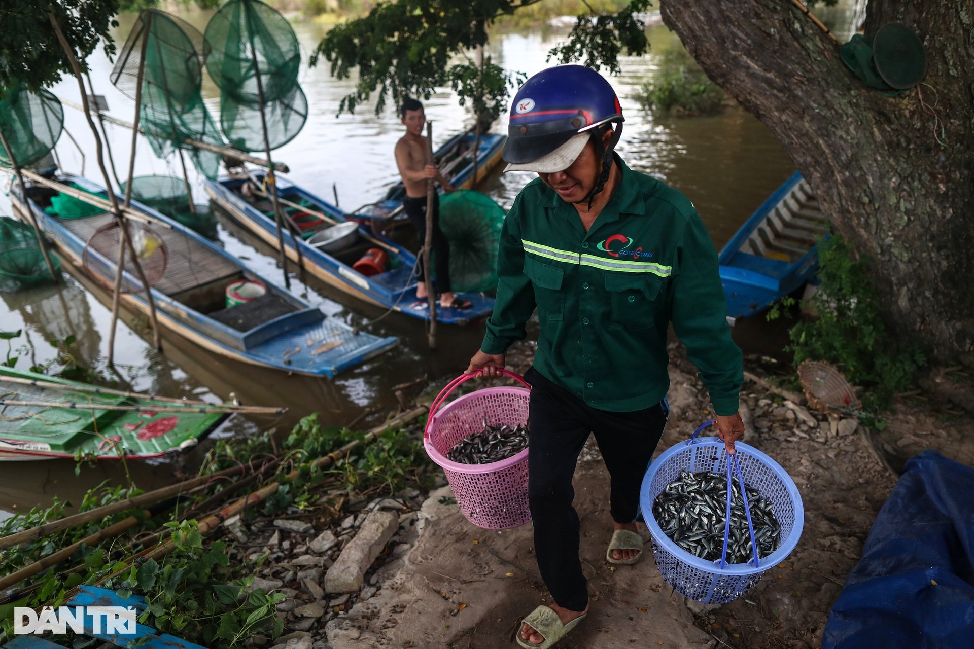 Trắng đêm săn sản vật mùa nước nổi ở miền Tây - 15