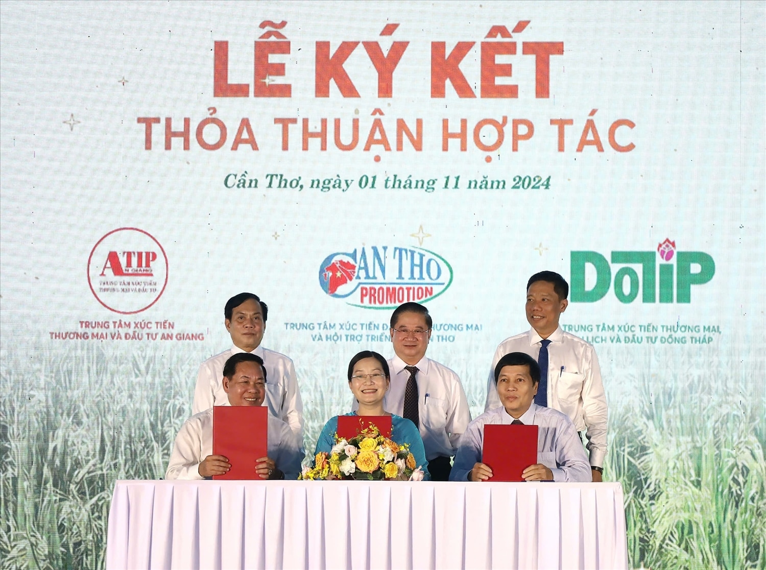 Lễ ký kết thỏa thuận hợp tác xúc tiến thương mại, đầu tư giữa TP. Cần Thơ, tỉnh An Giang và tỉnh Đồng Tháp