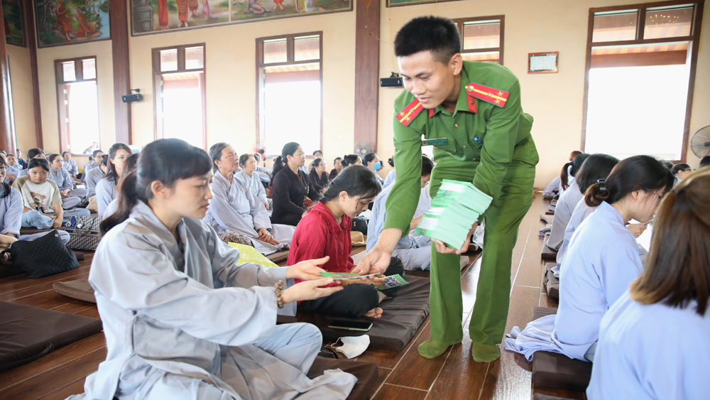 Bắc Giang, Tuyên truyền, an toàn giao thông, cho tăng ni, phật tử, cảnh sát giao thông, Công an tỉnh Bắc Giang, tin tức Bắc Giang, Yên Dũng