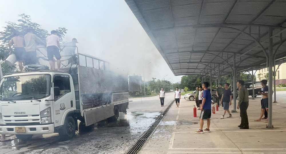 cán bộ công an cứu xe đang bốc cháy, xe tải bốc cháy giữa đường, Công an Bắc Giang