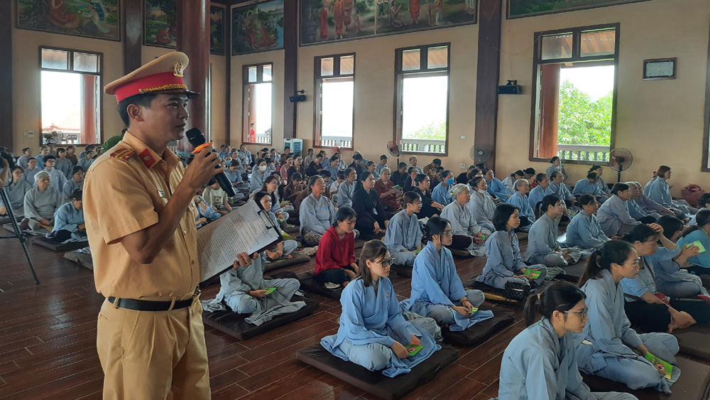 Bắc Giang, Tuyên truyền, an toàn giao thông, cho tăng ni, phật tử, cảnh sát giao thông, Công an tỉnh Bắc Giang, tin tức Bắc Giang, Yên Dũng