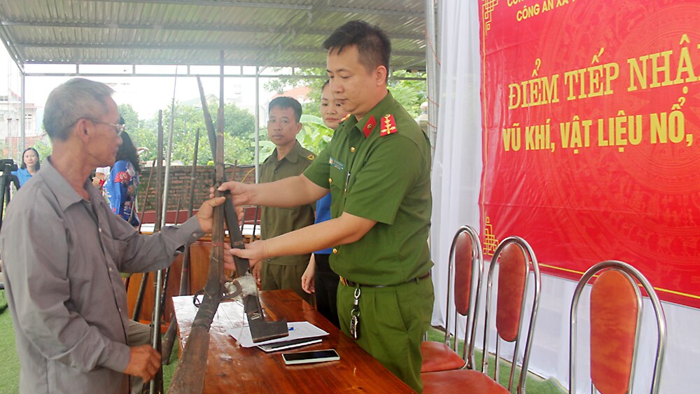 Tin tức Bắc Giang, buôn bán, vận chuyển, tàng trữ vũ khí, thu hồi vũ khí, vật liệu nổ, công cụ hỗ trợ, xử phạt vi phạm hành chính, công an tỉnh Bắc Giang, vận động thu hồi vũ khí