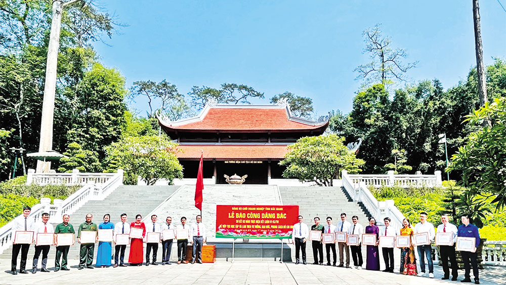 Kỷ niệm, ngày truyền thống, công tác Tuyên giáo của Đảng, 1/8, kết hợp, “xây” và “chống”, kịp thời, định hướng, tư tưởng, dư luận xã hội