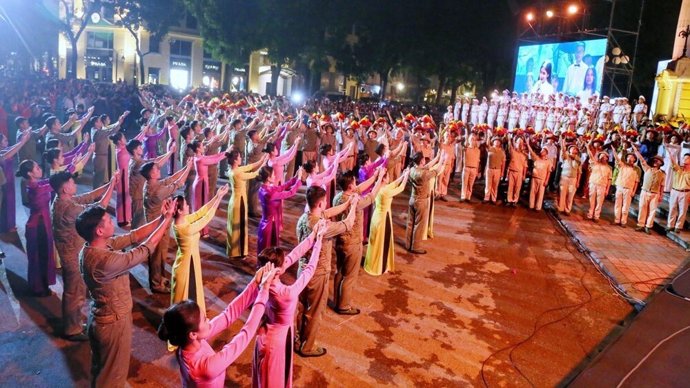 Xúc động chương trình nghệ thuật, Đàn chim Việt, kỷ niệm 100 năm ngày sinh nhạc sĩ Văn Cao