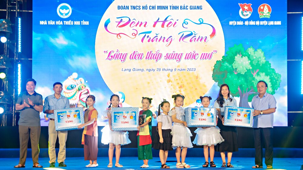 tin tức bắc giang, bắc giang, trung thu, đong đầy, yêu thương, thiếu nhi,  vui hội trăng rằm,  đêm hội, tỉnh đoàn thanh niên, hội đồng đội, trẻ em khuyết tật, trẻ em mồ côi, trẻ em dân tộc