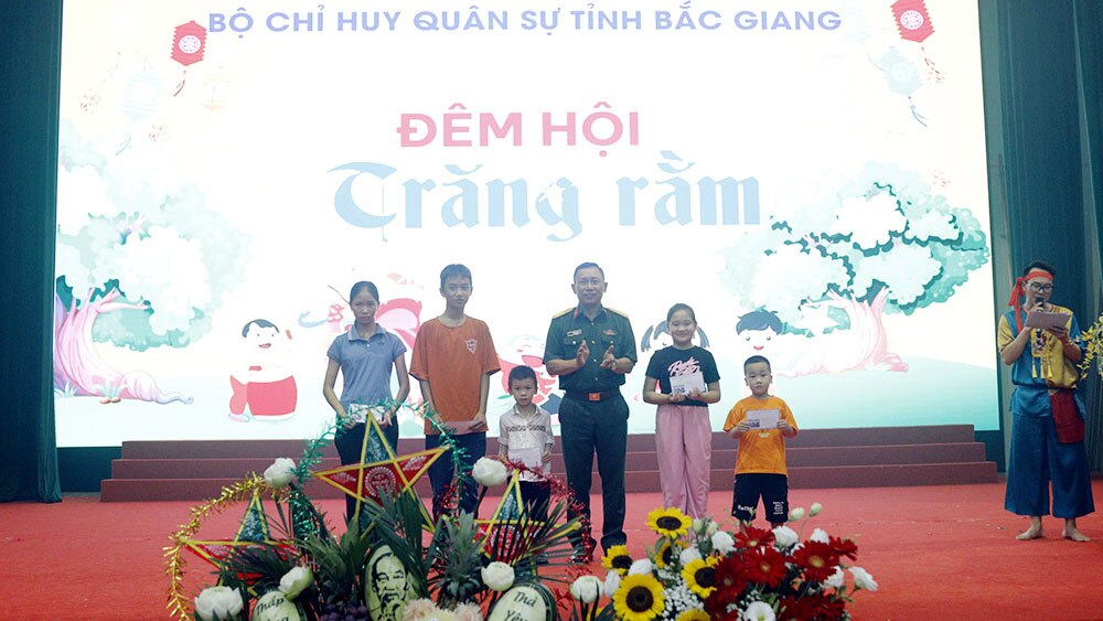 băc giang, bộ chqs, tết trung thu, trẻ em, tặng quà