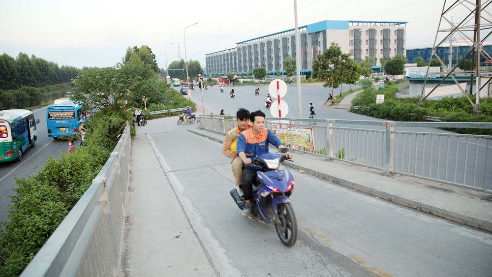 tin tức bắc giang, bắc giang, hạ tầng, an toàn giao thông, khu công nghiệp,  nguy cơ mất an toàn, xe đưa đón công nhân,giờ cao điểm,   đường gom