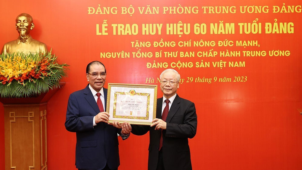 Nguyên Tổng Bí thư Nông Đức Mạnh, Huy hiệu 60 năm tuổi Đảng, Tổng Bí thư Nguyễn Phú Trọng