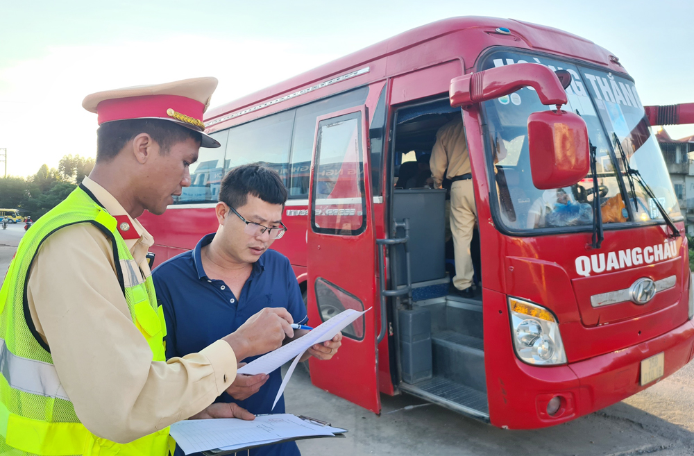 tin tức bắc giang, bắc giang, định danh, Lục Nam, xe đưa đón công nhân, cài đặt phần mềm VNeID, Cảnh sát giao thông, kích hoạt tài khoản,