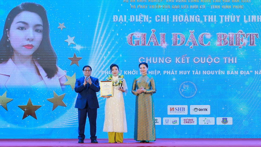 Hoàng Thị Thuỳ Linh, Thủ tướng Phạm Minh Chính, Lễ trao giải Chung kết, cuộc thi “Phụ nữ khởi nghiệp, phát huy tài nguyên bản địa”