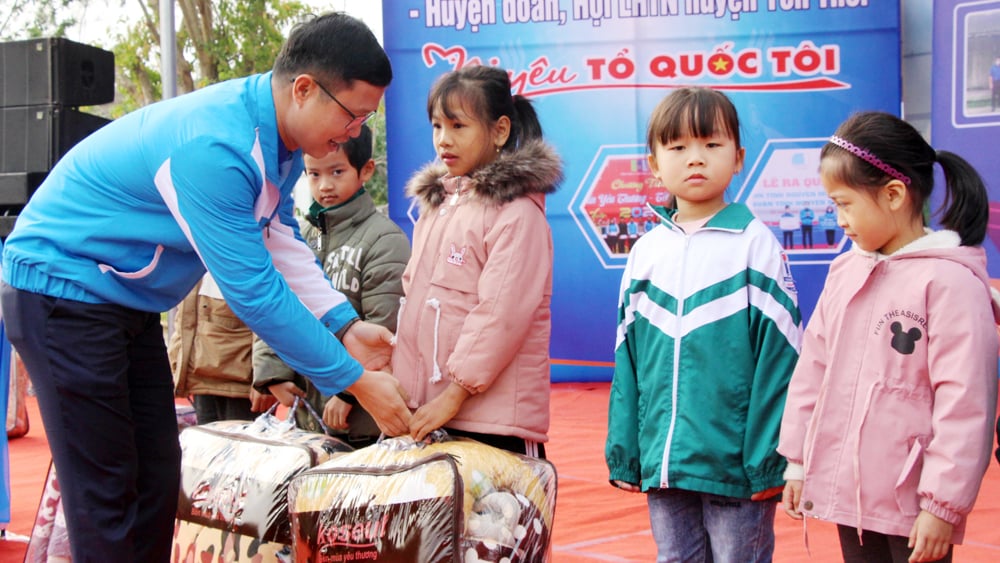 tin tức bắc giang, bắc giang, Thanh niên tình nguyện, Ấm áp tình người,  Ban Chấp hành Công đoàn, Tình nguyện mùa Đông, hỗ trợ người dân, chuyến xe thiện nguyện, hội viên, thanh niên