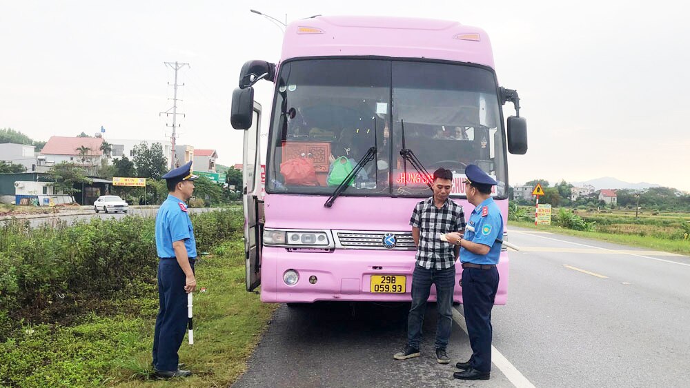 tin tức bắc giang, bắc giang, dịch vụ xe đưa đón công nhân, xe ô tô đón công nhân,  phương tiện vi phạm, kinh doanh vận tải, mất an toàn giao thông, Thanh tra Sở Giao thông - Vận tải