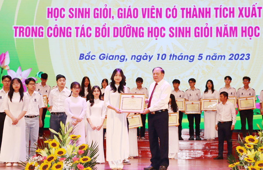 tin tức bắc giang, bắc giang, giáo dục phổ thông, Ngành Giáo dục Bắc Giang, Kỷ niệm, giáo dục và đào tạo, học sinh giỏi quốc gia, Ngày Nhà giáo việt nam 20/11, Động lực mới, phong trào thi đua, Dạy tốt - Học tốt,