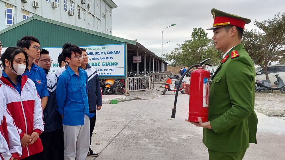 Học sinh Bắc Giang trải nghiệm, thực hành chữa cháy, cứu nạn cứu hộ