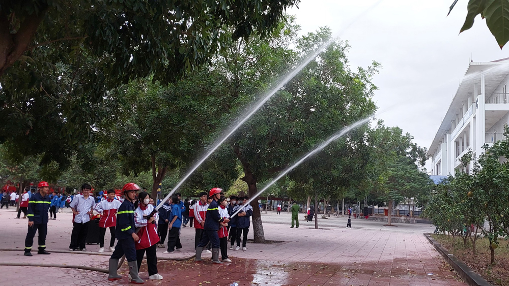 Học sinh Bắc Giang trải nghiệm, thực hành chữa cháy, cứu nạn cứu hộ