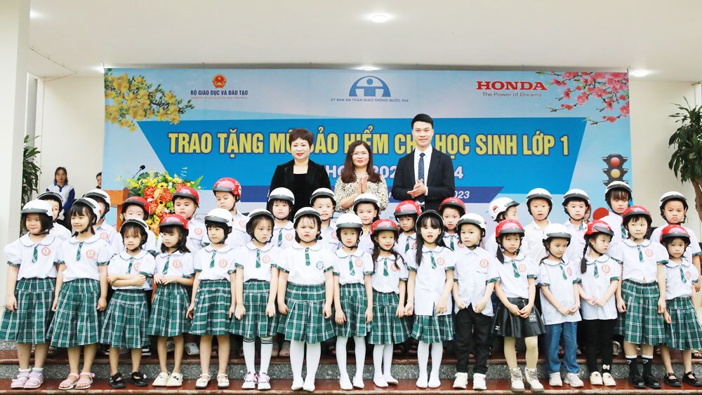 mũ bảo hiểm, trao tặng, học sinh, lớp 1, an toàn giao thông, Bắc Giang