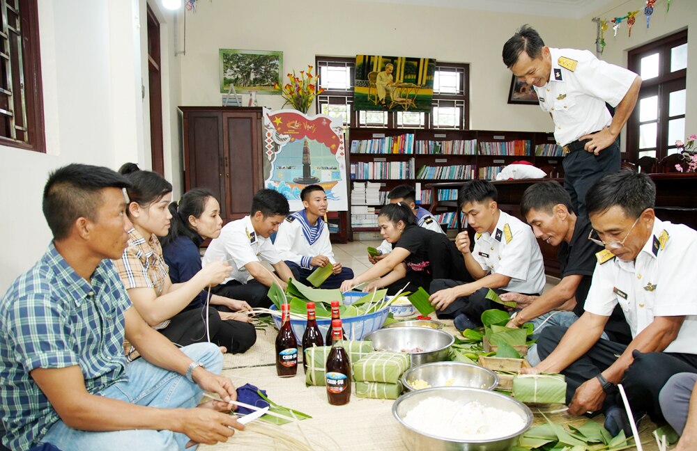 tin tức bắc giang, tỉnh bắc giang,  đoàn văn công, quân chủng Hải quân, Thân thương, tiếng sóng Trường Sa,  Cán bộ, chiến sĩ, người dân đảo Trường Sa, gói bánh chưng Tết.