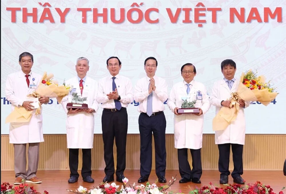 Ngày Thầy thuốc Việt Nam, Chủ tịch nước Võ Văn Thưởng, động viên y, bác sĩ, Bệnh viện Nhi đồng 1