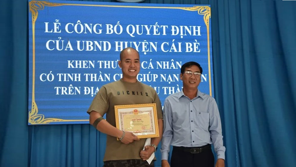 Khen thưởng, người cứu giúp bé trai, bị đối tượng ngáo đá, ném xuống kênh, Phan Quốc Huy