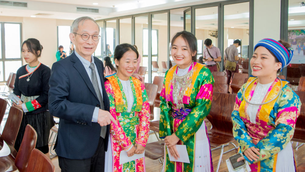 Thầy hiệu trưởng, chi 100 tỷ đồng, xây trường ở huyện biên giới, Hiệu trưởng Trường Marie Curie Hà Nội, thầy Nguyễn Xuân Khang