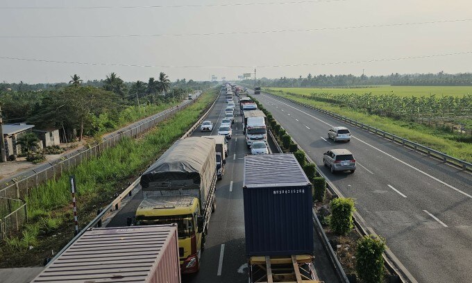 Hai tai nạn liên hoàn, cao tốc Trung Lương, TP Hồ Chí Minh - Trung Lương, phương tiện ùn tắc 10 km