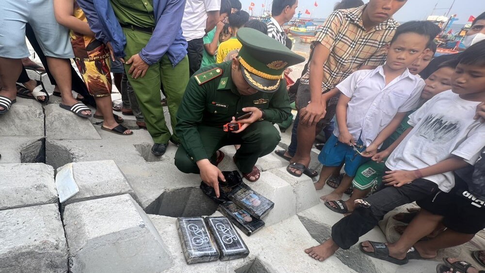 Quảng Ngãi, phát hiện, 4kg cocaine, trôi dạt vào bờ biển