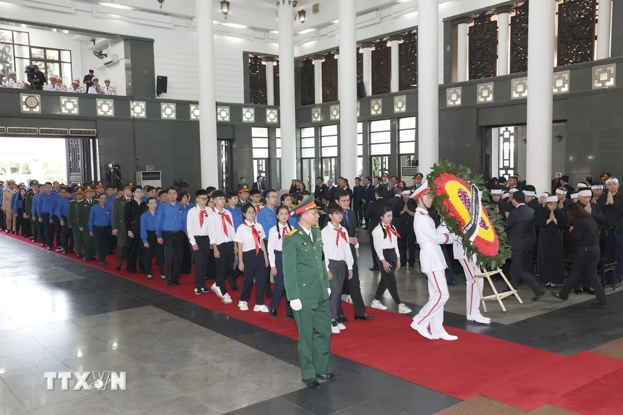 Đoàn Thanh niên Cộng sản Hồ Chí Minh và Tuổi trẻ Việt Nam viếng Tổng Bí thư Nguyễn Phú Trọng. (Ảnh: TTXVN)