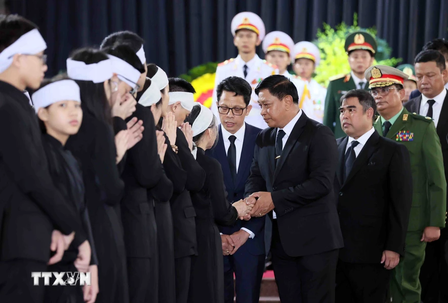 Đoàn Myanmar do Phó Thủ tướng, Bộ trưởng Bộ Quốc phòng Mya Tun Oo làm trưởng đoàn chia buồn với gia quyến Tổng Bí thư Nguyễn Phú Trọng. (Ảnh: TTXVN)