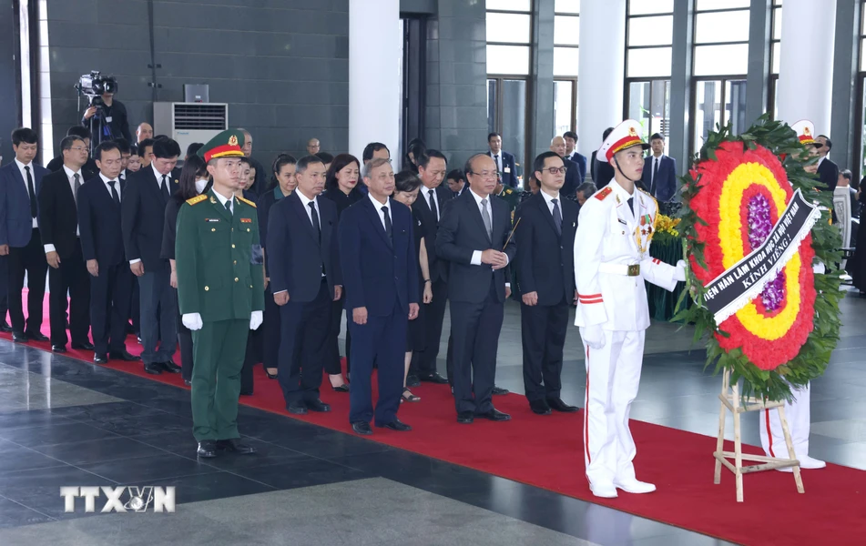 Đoàn Viện Hàn lâm Khoa học và Xã hội Việt Nam viếng Tổng Bí thư Nguyễn Phú Trọng. (Ảnh: TTXVN)