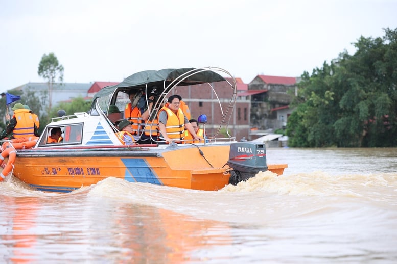 Thủ tướng về xã bị cô lập của Bắc Giang, kiểm tra công tác ứng phó mưa lũ- Ảnh 1.