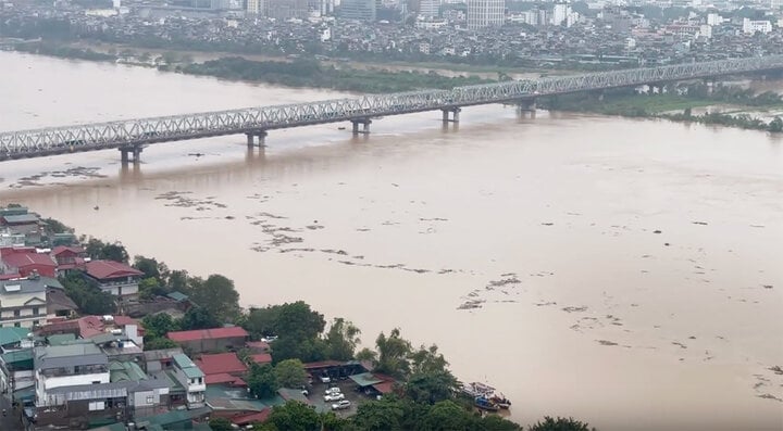 Lũ trên sông Hồng khả năng đạt đỉnh vào trưa nay 11/9 và trên mức báo động 2. (Ảnh: Vietnamplus)