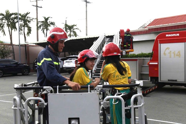 ‘Lính cứu hỏa’ nhí đu dây, trèo nhà cao tầng chữa cháy, cứu nạn ảnh 7