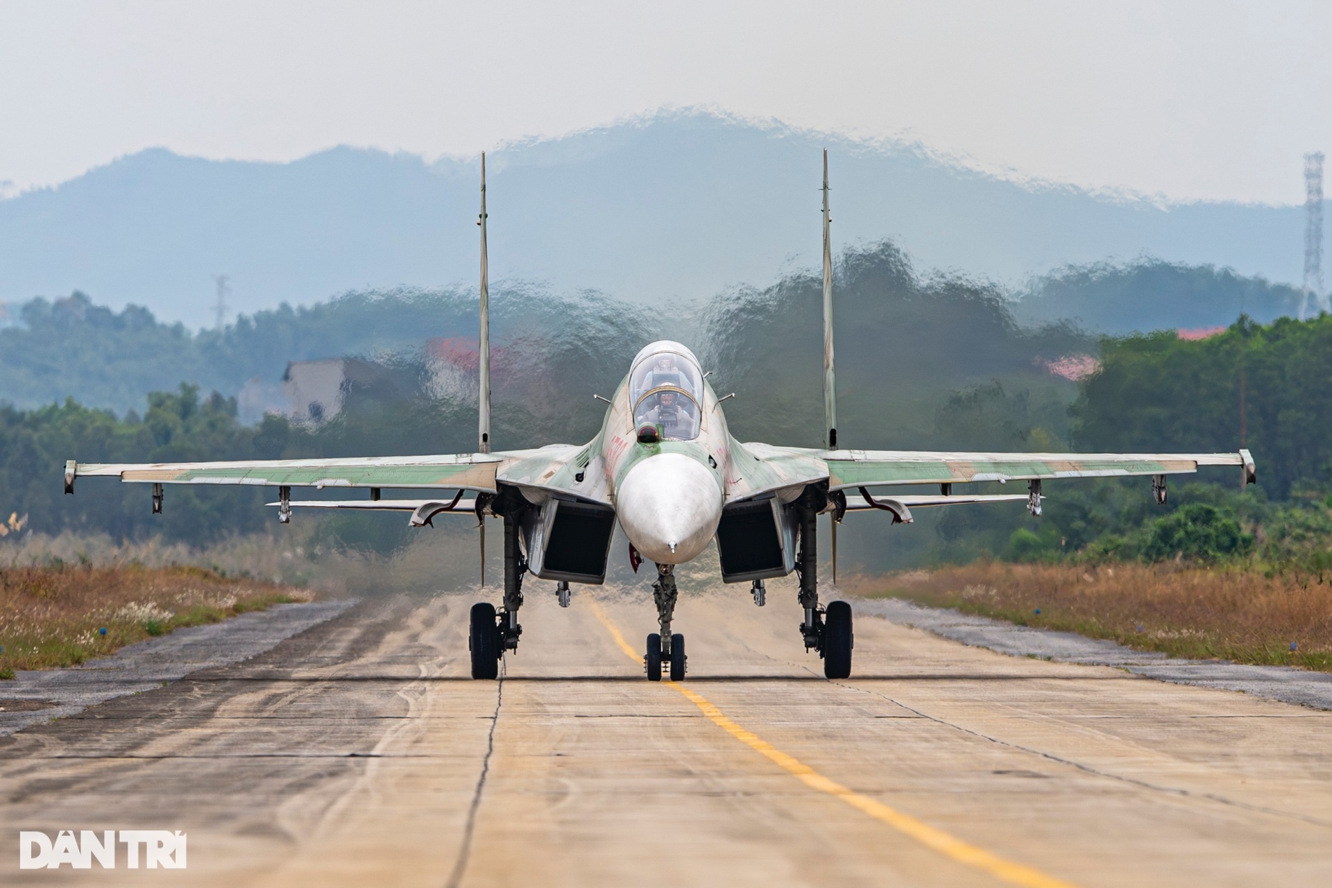 Những phi công huấn luyện hổ mang chúa SU-30MK2 tại Triển lãm Quốc phòng - 6