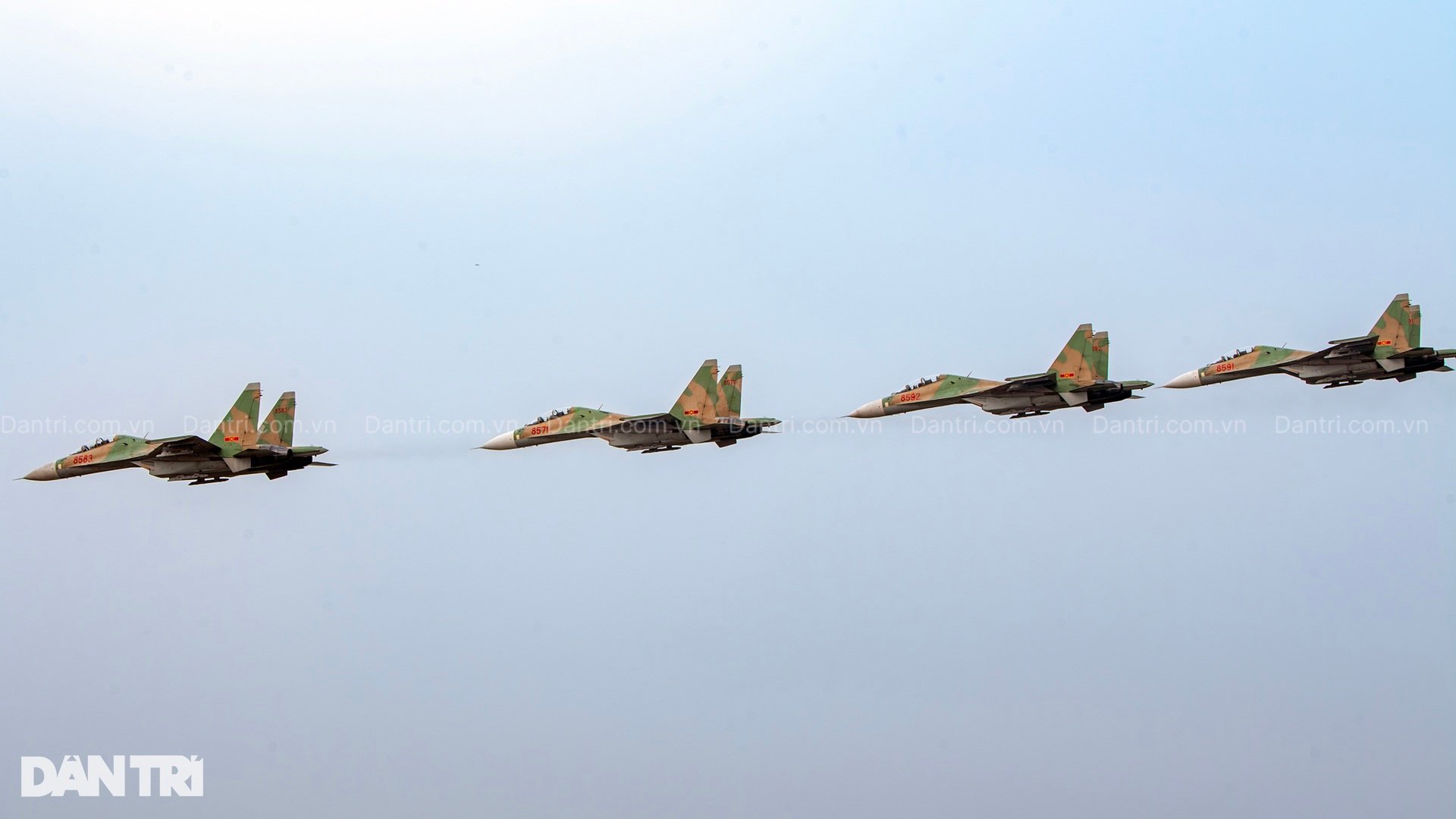 Ngắm tiêm kích hổ mang chúa SU-30MK2 hợp luyện trên bầu trời Hà Nội - 6