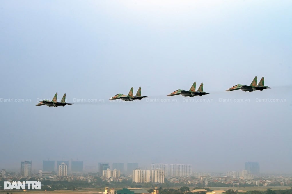 7 tiêm kích Su-30MK2 và 7 trực thăng Mi tập luyện trên bầu trời Hà Nội - 1