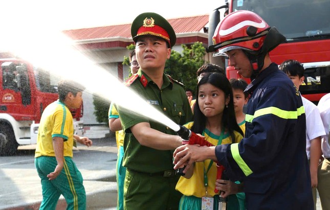 ‘Lính cứu hỏa’ nhí đu dây, trèo nhà cao tầng chữa cháy, cứu nạn ảnh 1