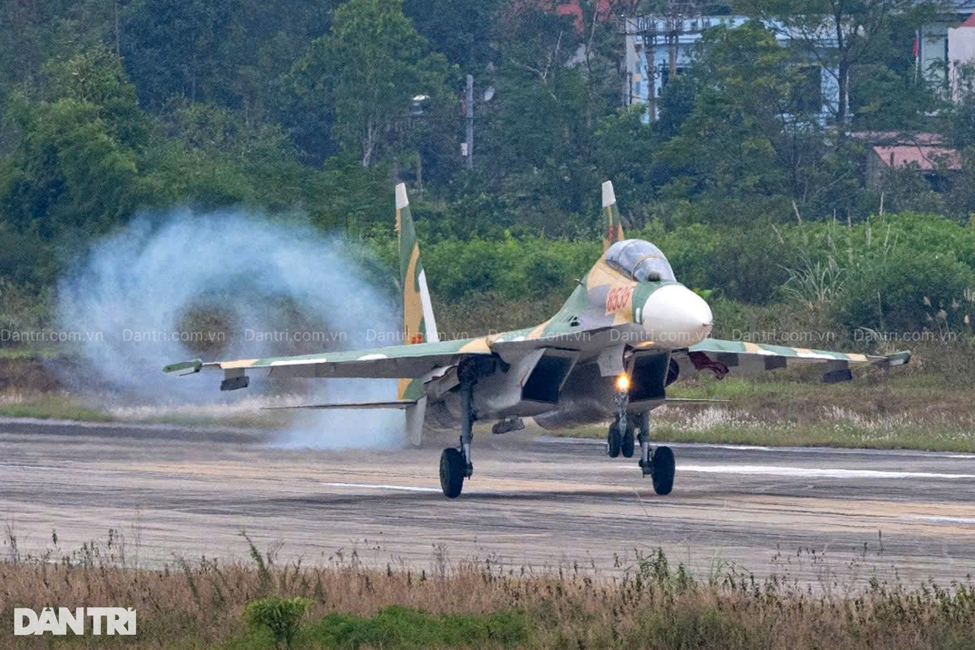 Hổ mang chúa SU-30MK2 bắn 96 quả đạn nhiễu rực sáng bầu trời Hà Nội - 18