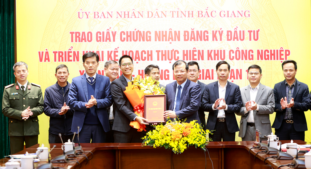 Bac Giang៖ ប្រគល់វិញ្ញាបនបត្រចុះបញ្ជីវិនិយោគ និងផែនការអនុវត្តគម្រោង Xuan Cam - Huong Lam Industrial Park ស្រុក Hiep Hoa ដំណាក់កាលទី១