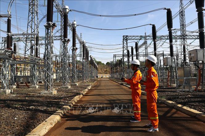 Công nhân truyền tải điện Gia Lai soi phát nhiệt tại TBA 500kV Pleiku 2. (Ảnh: Huy Hùng/TTXVN)