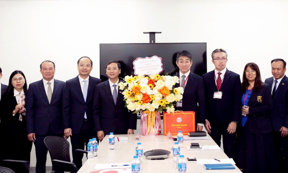 Le président du Comité populaire provincial, Nguyen Viet Oanh, félicite l'ambassade de Chine et AEON MALL Vietnam Co., Ltd. à l'occasion de la nouvelle année.