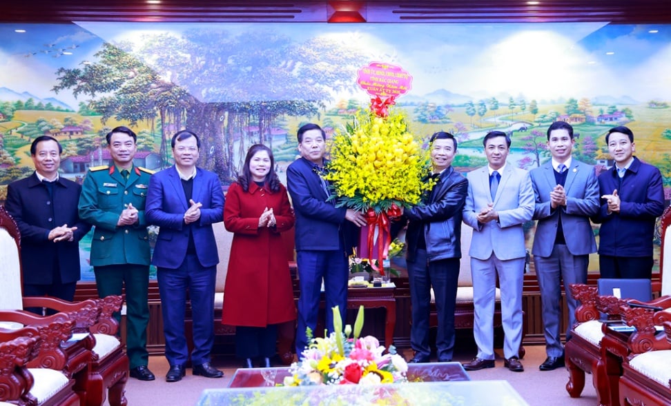 Le secrétaire provincial du Parti, Nguyen Van Gau, a visité et inspecté la mise en œuvre des tâches du début du printemps dans le district de Hiep Hoa.