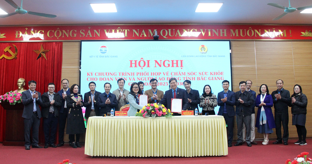 Signing of a cooperation program on health care for union members and workers in Bac Giang province