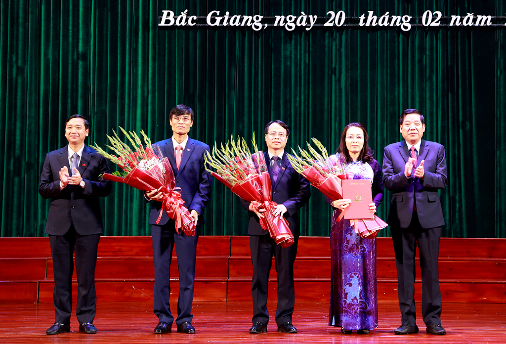 Bac Giang: សេចក្តីជូនដំណឹងអំពីសេចក្តីសម្រេច និងសេចក្តីសម្រេចស្តីពីការរៀបចំឡើងវិញនូវបរិក្ខារ និងបុគ្គលិក